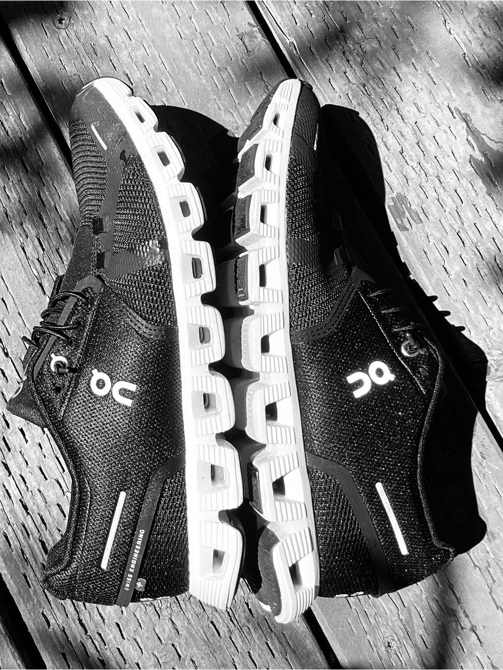 On Clouds Womens Black and White Cloudswift Athletic Shoes 9.5
